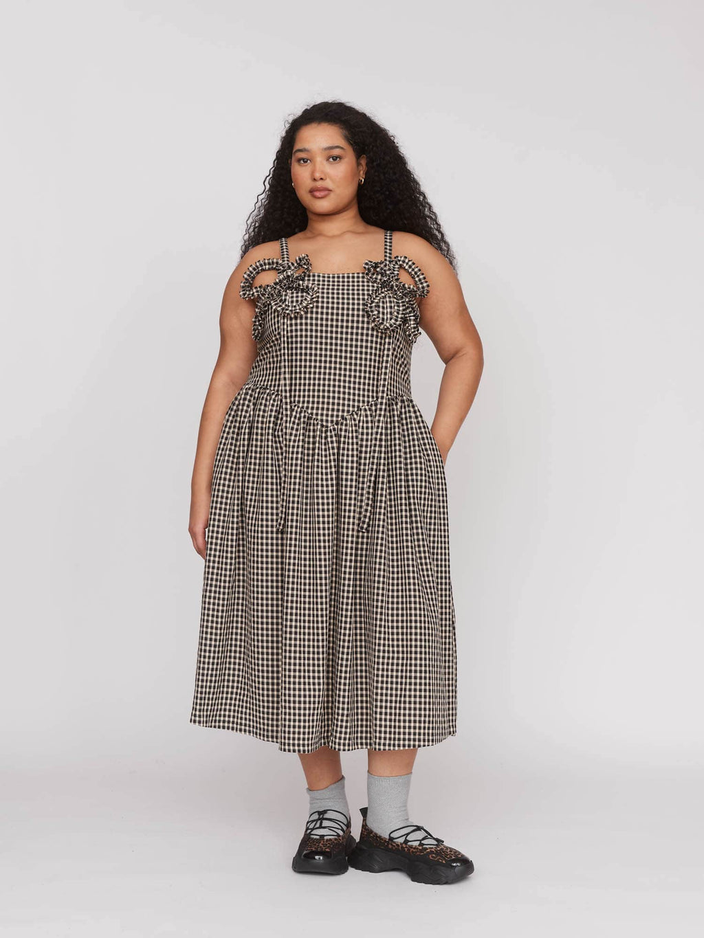 model:Zaynab wears size 18 and is 5’8”, collection-curve